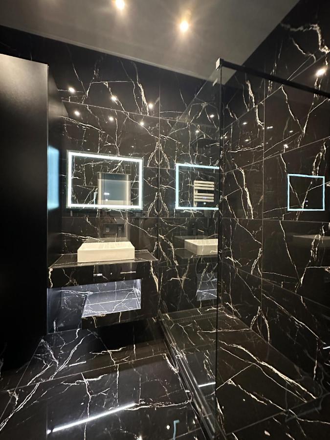 V21 Luxury * Budapeszt